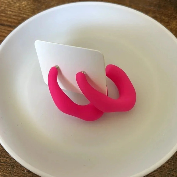 ❤️ NEW 2/$20 or 3/$25 Statement Hot Pink Oversize Matte Acrylic Cuff Earrings - Picture 4 of 6